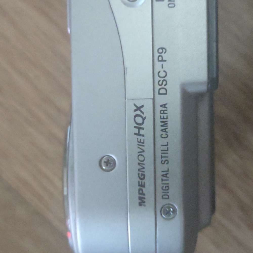 Sony DSC-P9 digital still camera. 4.0 MP - Picture 3 of 12